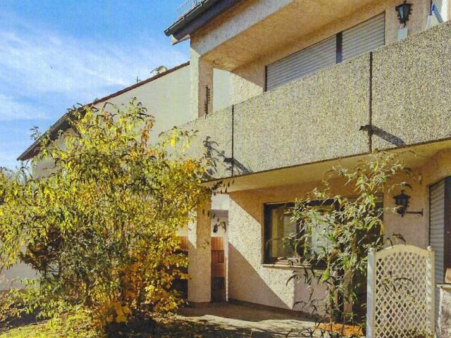 Helle ruhige 4 Zimmer Erdgeschosswohnung mit Terrasse, Garage & Gartenmitbenutzung