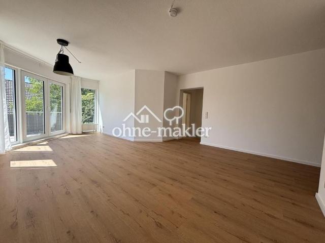 Helle, ruhige, großzügige 2 Zi Wohnung mit größerem Balkon und PKW Stellplatz, kleinere Wohneinheit