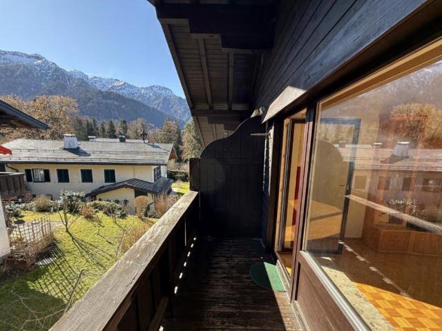Helle, ruhige Dachgeschoßwohnung mit Balkon und Bergblick, nur 10 Min. nach Salzburg