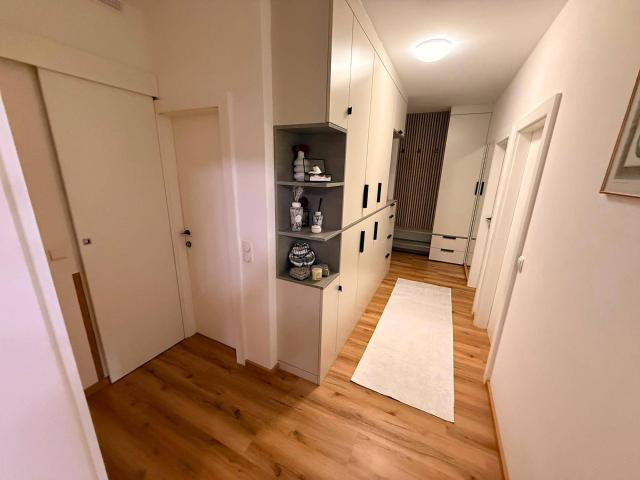 Helle, ruhige, sanierte Wohnung mit Schneebergblick
