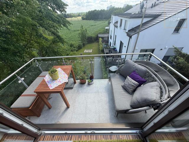 Helle schöne Dachgeschosswohnung mit Panorama Glasbalkon und Blick ins Grüne