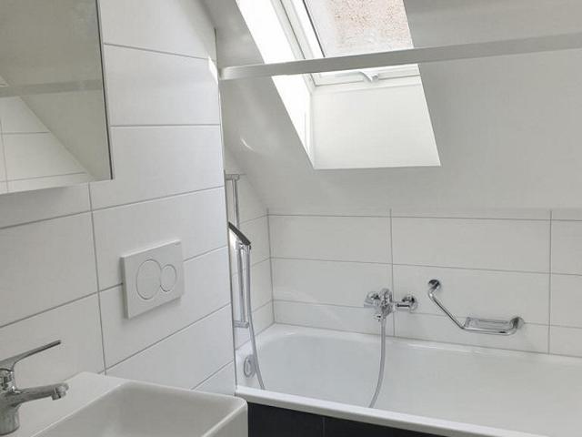 Helle, sanierte 2 Zimmer Dachwohnung