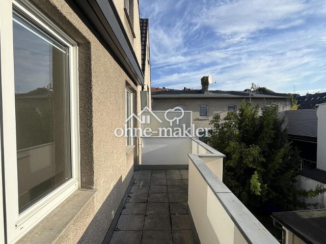 Frisch sanierte 2 Zimmer Wohnung mit Balkon unter hohem Giebel 110 m zum Rhein