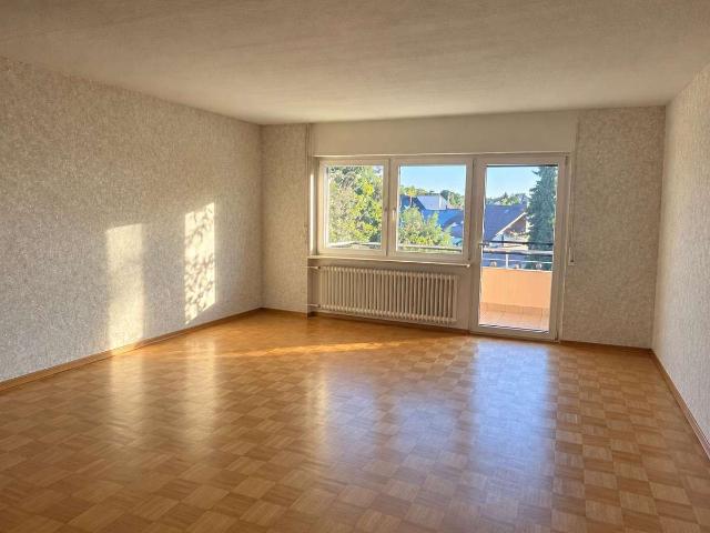 Helle, sanierte 3 Zimmer Wohnung mit Balkon, Stellplatz und Klimaanlage in Schwetzingen