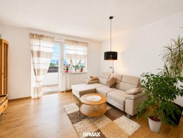 Helle, sanierte 3 Zimmer Wohnung mit Loggia und Carport