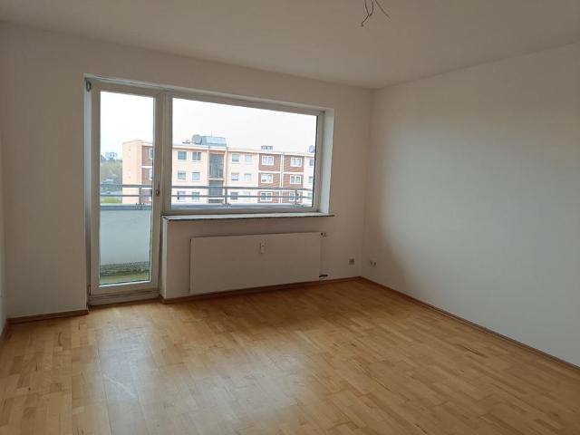 Helle sanierte 3 Zimmer Wohnung im 8. OG mit Balkon in Köln