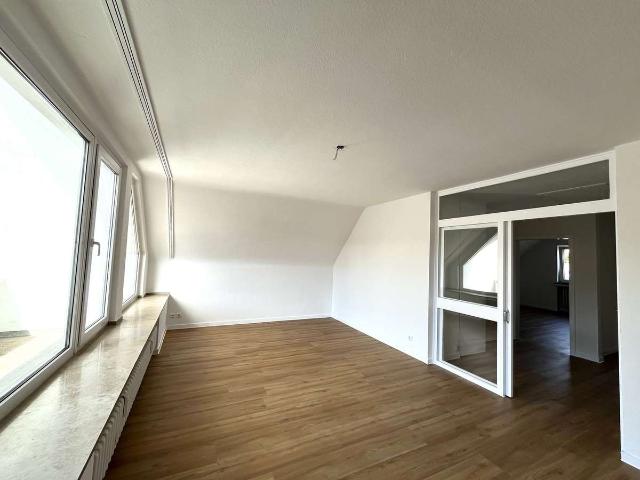 Helle sanierte Dachgeschosswohnung mit großem Balkon