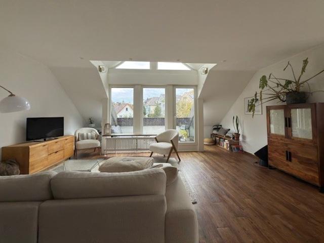 Helle, sonnige 2,5 Zimmer Wohnung mit moderner Küche und Balkon