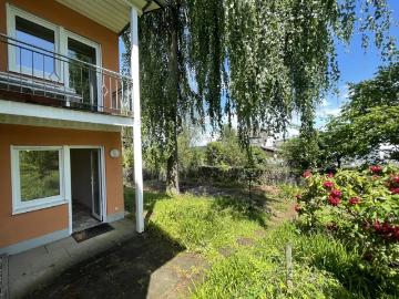 Helle Souterrainwohnung mit Garten