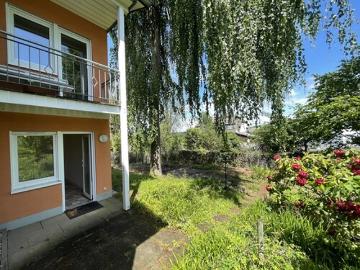 Helle Souterrainwohnung mit Garten