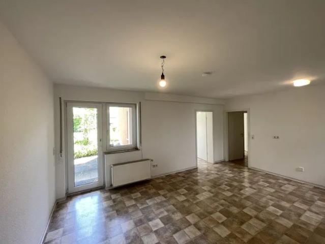 Helle Souterrainwohnung mit Garten