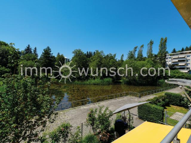 Helle, sowie grosszügige 3 ½ Zi. Eigentumswohnung, mit Hauswirtschaftsraum, gedecktem Balkon und schöner Aussicht auf den Weiher