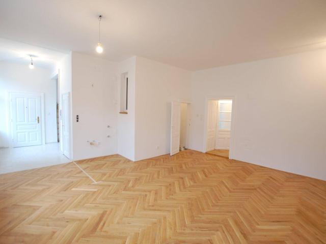 Helle, stilvolle 4 Zimmer Altbauwohnung mit Fischgrätparkett