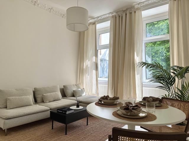 Helle Stuck & Design Wohnung in Berlin Neukölln Reuterstraße