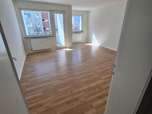 Heller 1 Zimmer Wohnraum mit kleinem Balkon in Garbsen Hannoversche Straße