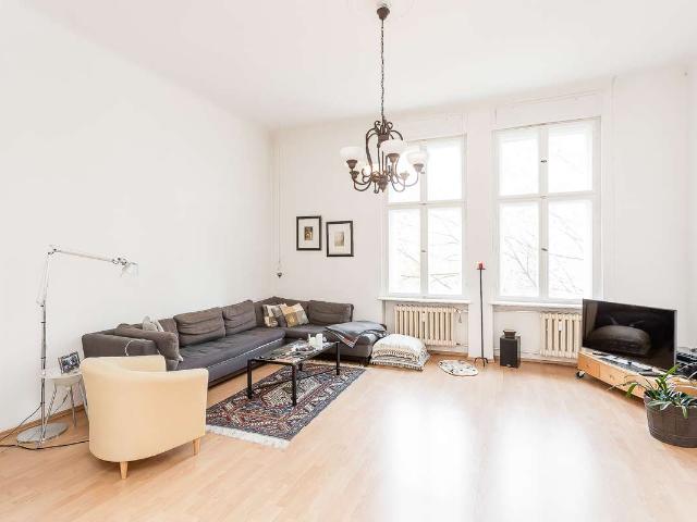 Heller Altbau mit Flügeltüren in Wilmersdorf renovierungsbedürftig!