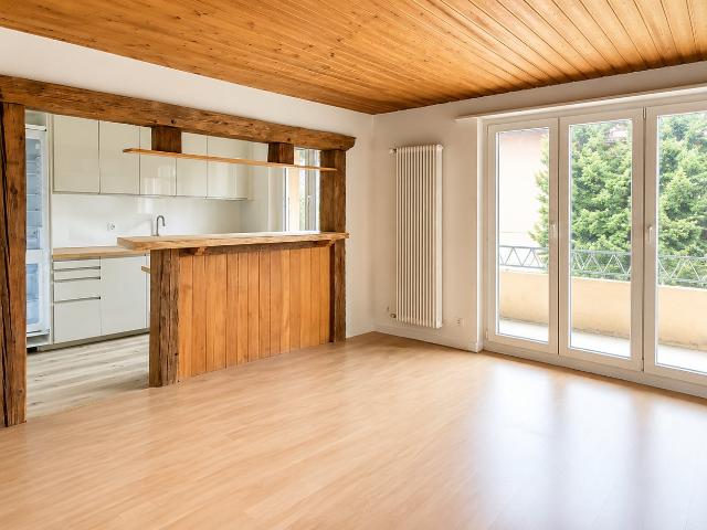 Heller Wohn und Essbereich, moderne offene Küche und einladender Balkon