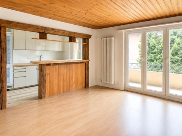 Heller Wohn und Essbereich, moderne offene Küche und einladender Balkon