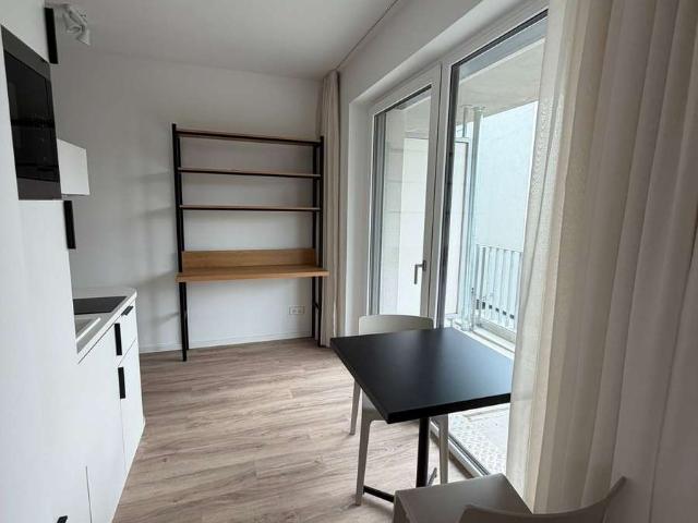 Helles 1 Zimmer Apartment mit sehr großem Balkon und Einbauküche in Erlangen