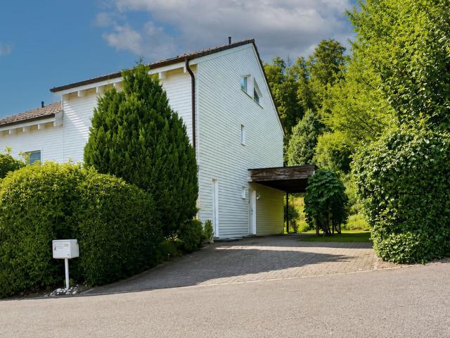Helles 5.5 Zimmer Doppelhaus mit Carport und zwei Aussenparkplätzen