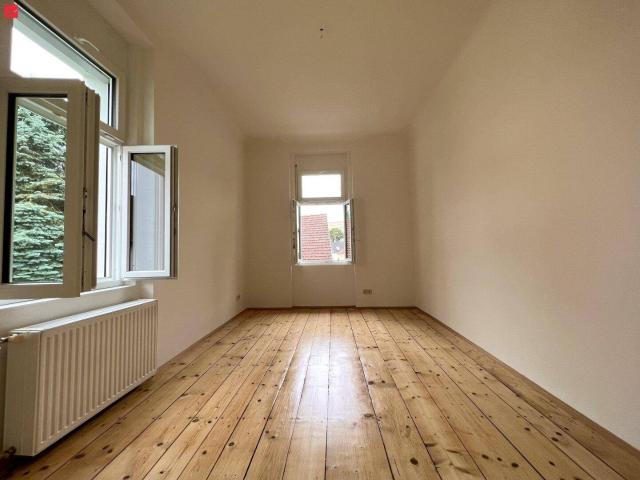 Helles Altbau Juwel mit Charakter: 2 Zimmer mit Balkon!