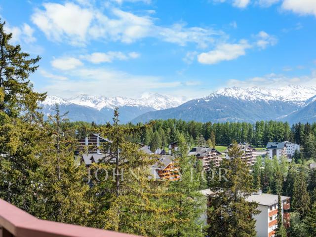 Attique mit Terrasse von 93m2 und Panoramablick auf die Alpen, nur wenige Schritte von Crans entfernt