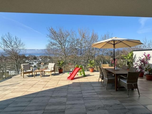 Helles Attika mit grosser Terrasse und Seeblick – Cheyres