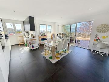 Helles Attikageschoss mit grosser Terrasse und Seeblick – Cheyres