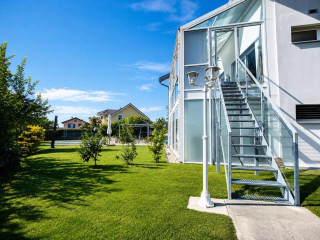 Helles Doppelhaus mit Seeblick und Garten neben der ISL