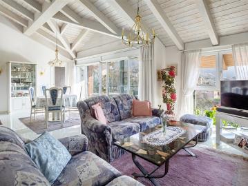 Helles Dachbodenapartment mit offener Aussicht