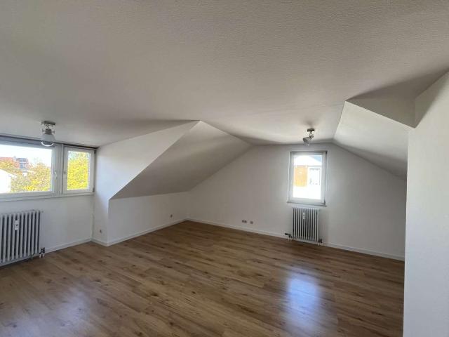 Helles Dachgeschoss Studio im 2.OG in Poing