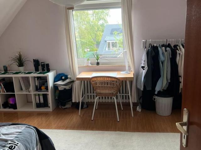 Helles Dachzimmer nur an Mädchen