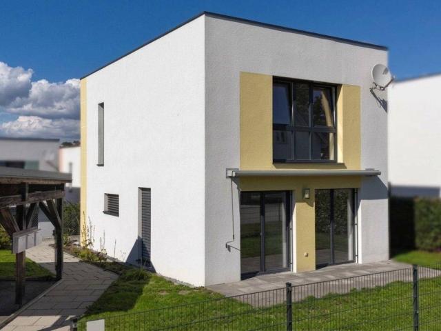 Helles Einfamilienhaus mit Terrasse und Garten