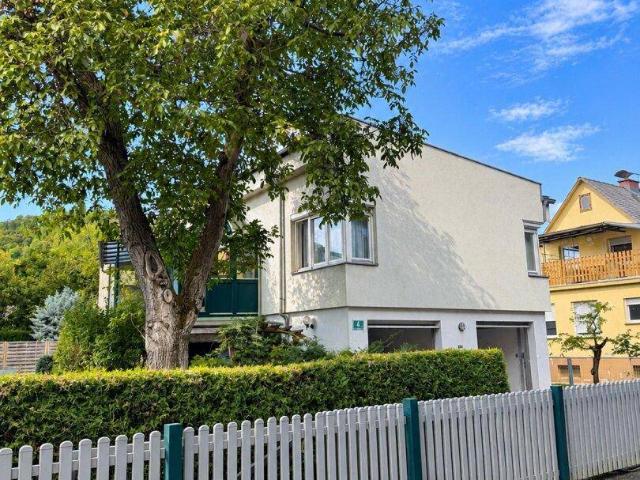 Helles Einfamilienhaus mit herrlichem Grund für Zubau geeignet !