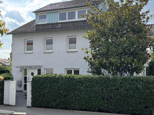 Helles, freistehendes Einfamilienhaus mit großem Garten in Bad Nauheim – Nieder Mörlen