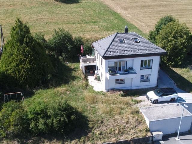 Helles freistehendes Haus mit offenem Blick und großem Potenzial
