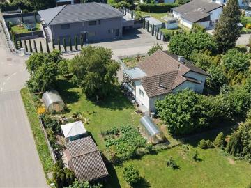 Helles freistehendes Haus in grüner Umgebung