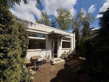 Helles Haus Bungalow mit 2 Garagen, 2 Stellplätzen, Garten in ruhiger zentraler Lage