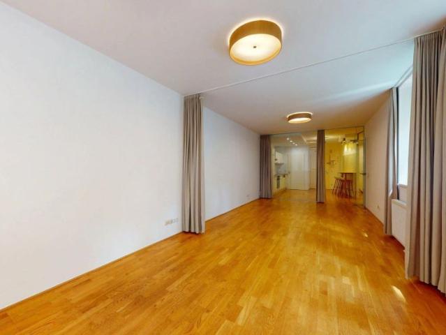 Helles Loft mit begrünter Innenhof Terrasse