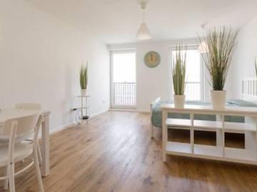 Helles, möbliertes, modernes Loft mit Klimaanlage