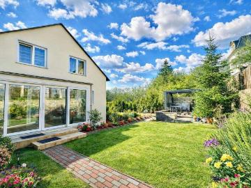 Helles, sehr hochwertig ausgestattetes und neuwertiges Haus in grüner Lage von Radebeul