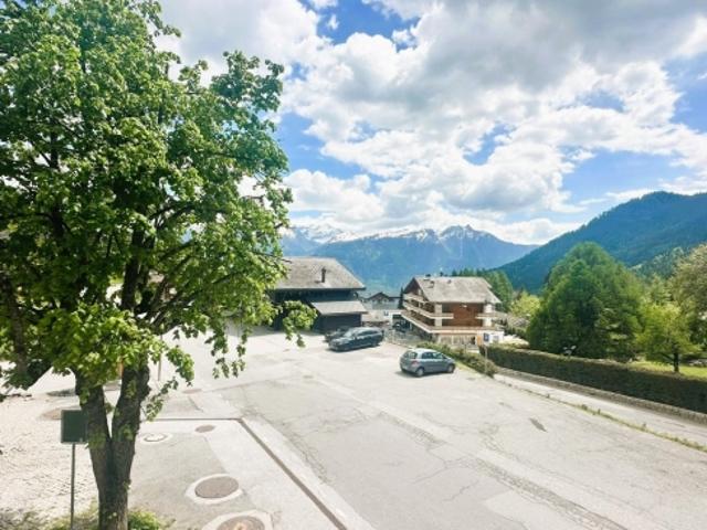 Helles Studio mit grossem Balkon und Parkplatz