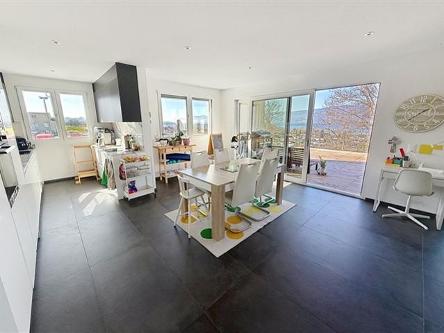Helles Penthouse mit großer Terrasse und Seeblick – Cheyres