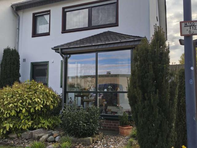 Helles weisses Haus mit Glasvorbau und 5 Zimmern in Gütersloloh Süd.h
