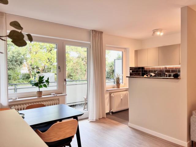 helles und modernes Apartment mit Balkon und Blick ins Grüne
