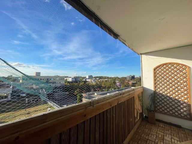 Helles und ruhiges Apartment auf dem Dach des OEZ mit Ausblick
