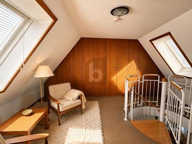 HELLES ZUHAUSE AUF ZWEI EBENEN MIT BALKON