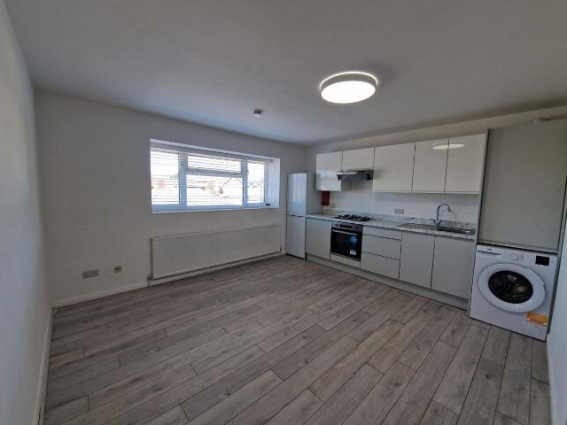 Hertford Road, Enfield EN3, 2 bed flat to rent, £1,845 pcm | PrimeLocation