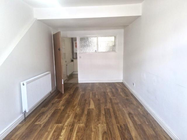 Hertford Road, Enfield EN3, 2 bed flat to rent, £2,000 pcm | PrimeLocation