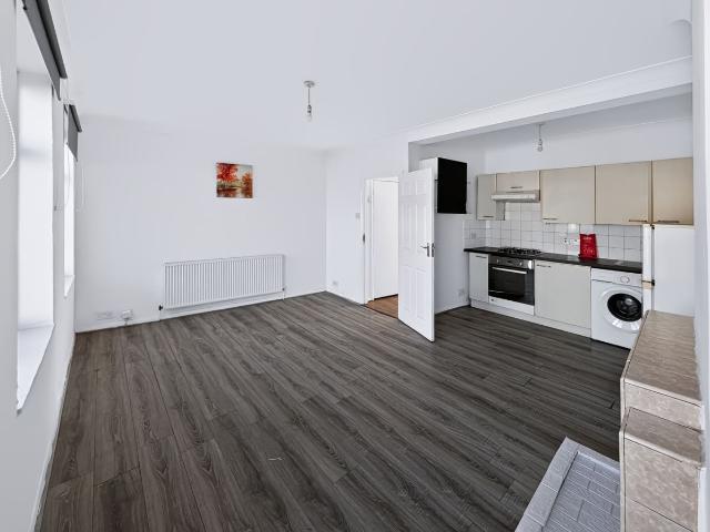 Hertford Road, Enfield EN3, 3 bed maisonette to rent, £1,995 pcm | PrimeLocation